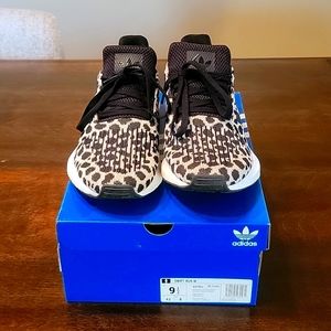 Like new, women's Adidas tennis shoes